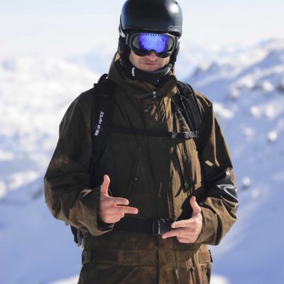 Bernhard Fleischmann mit mit Snowboard Ausrüstung im Schnee