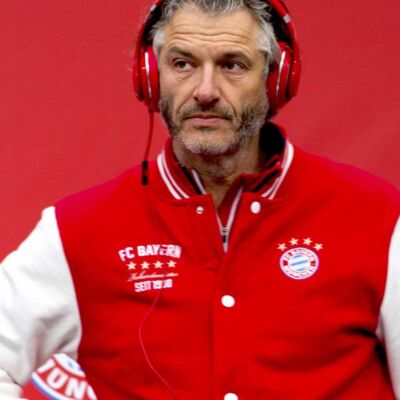 Bernhard-Fleischmann mit einer Jacke vom 1. FC Bayern München